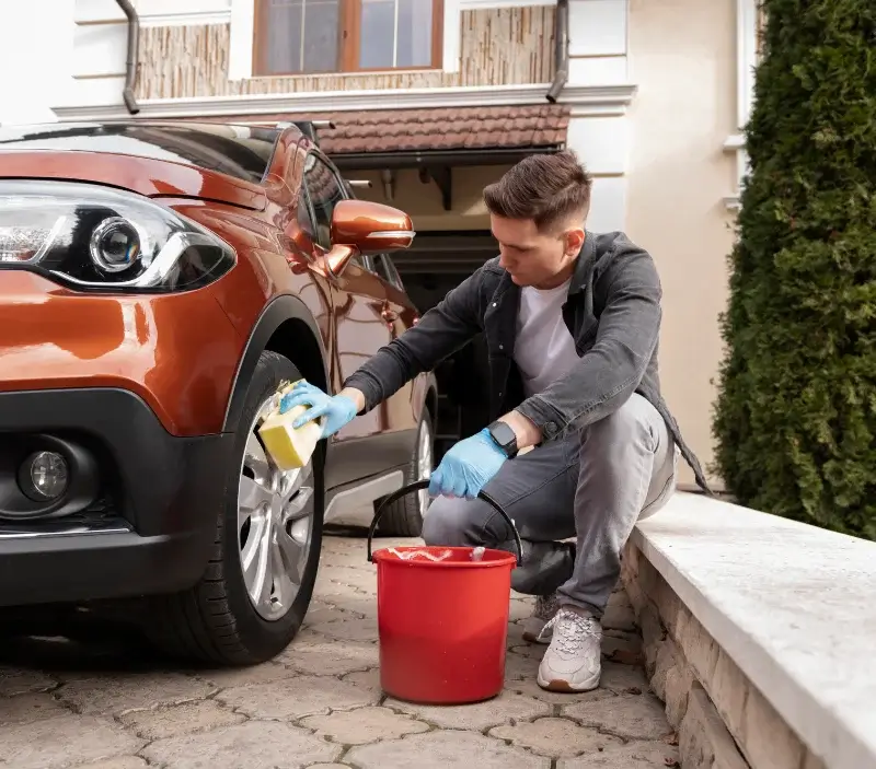 Lavage auto à domicile Fay-aux-Loges : professionnel intervenant sur un véhicule